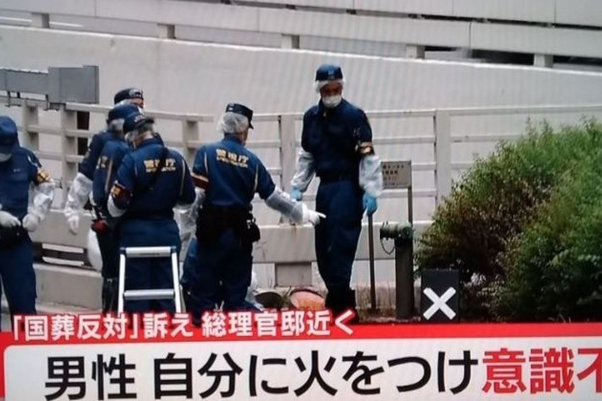 Homem ateia fogo no próprio corpo perto de gabinete do primeiro-ministro japonês