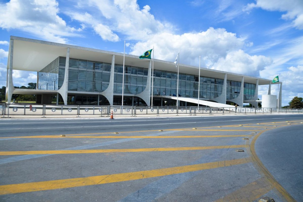 Presidente assina decreto que permite o abate de aeronaves hostis durante reunião do Brics
