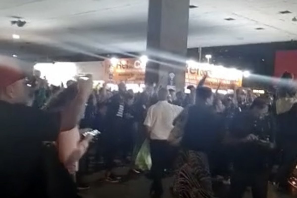 Vídeo: "Lula ladrão, seu lugar é na prisão”, protestam apoiadores de Bolsonaro em Brasília 