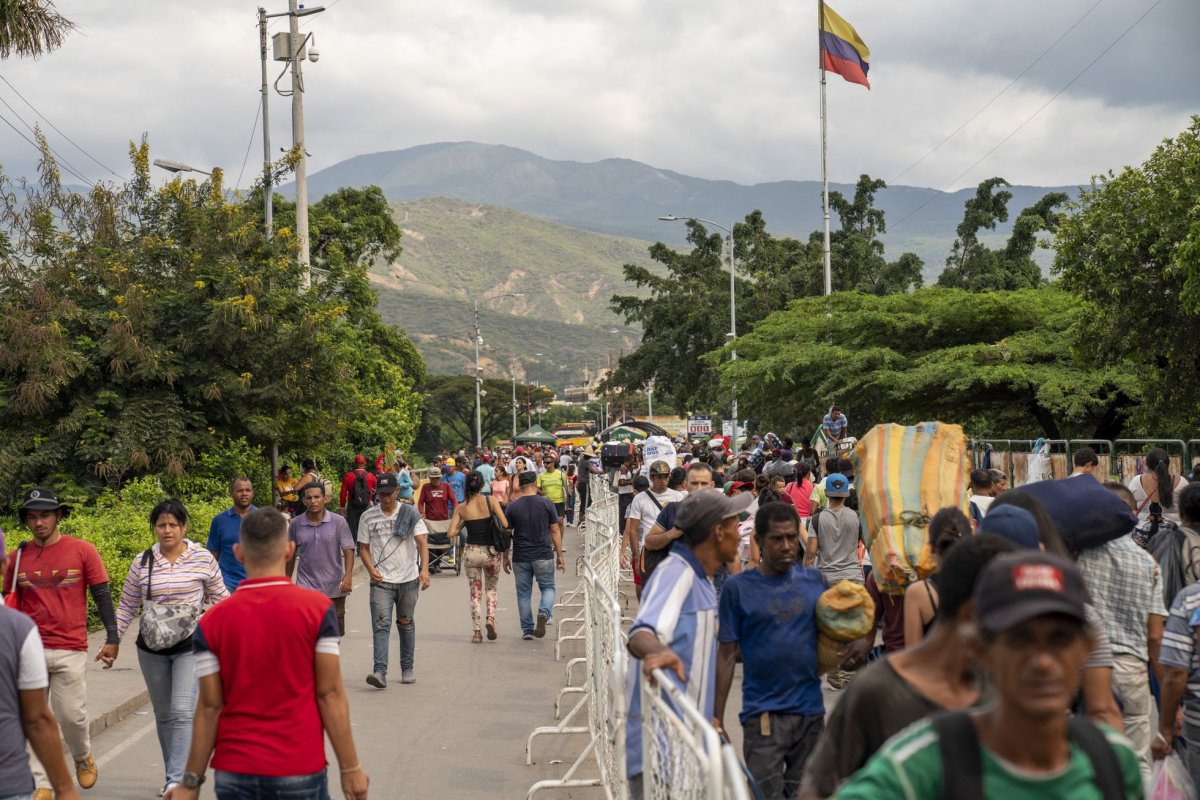 Venezuela e Colômbia anunciaram que nesta segunda (26) reabrirão suas fronteiras terrestres