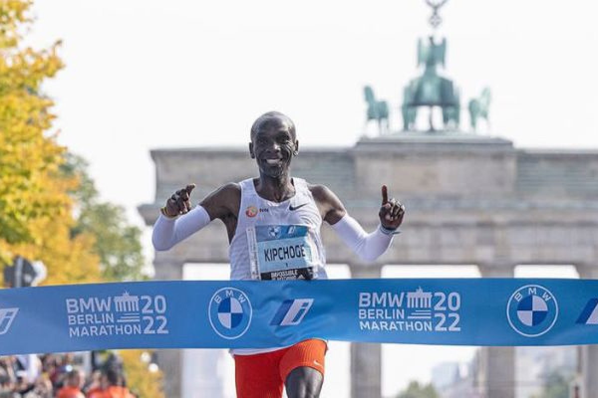 Eliud Kipchoge bate próprio recorde mundial e vence Maratona de Berlim 