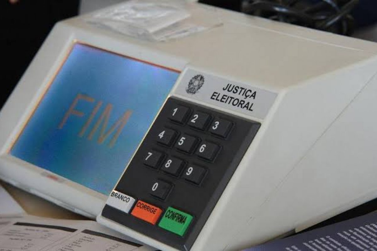 Votos nulos e em branco são descartados da contagem nas urnas, alerta TSE