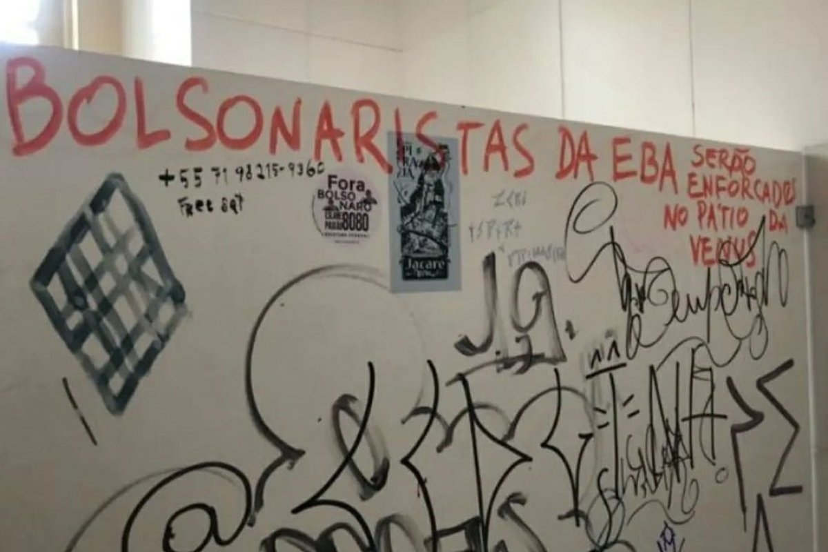 Pichação com ameaça a apoiadores de Bolsonaro na UFBA é apagada após denúncia do Farol da Bahia