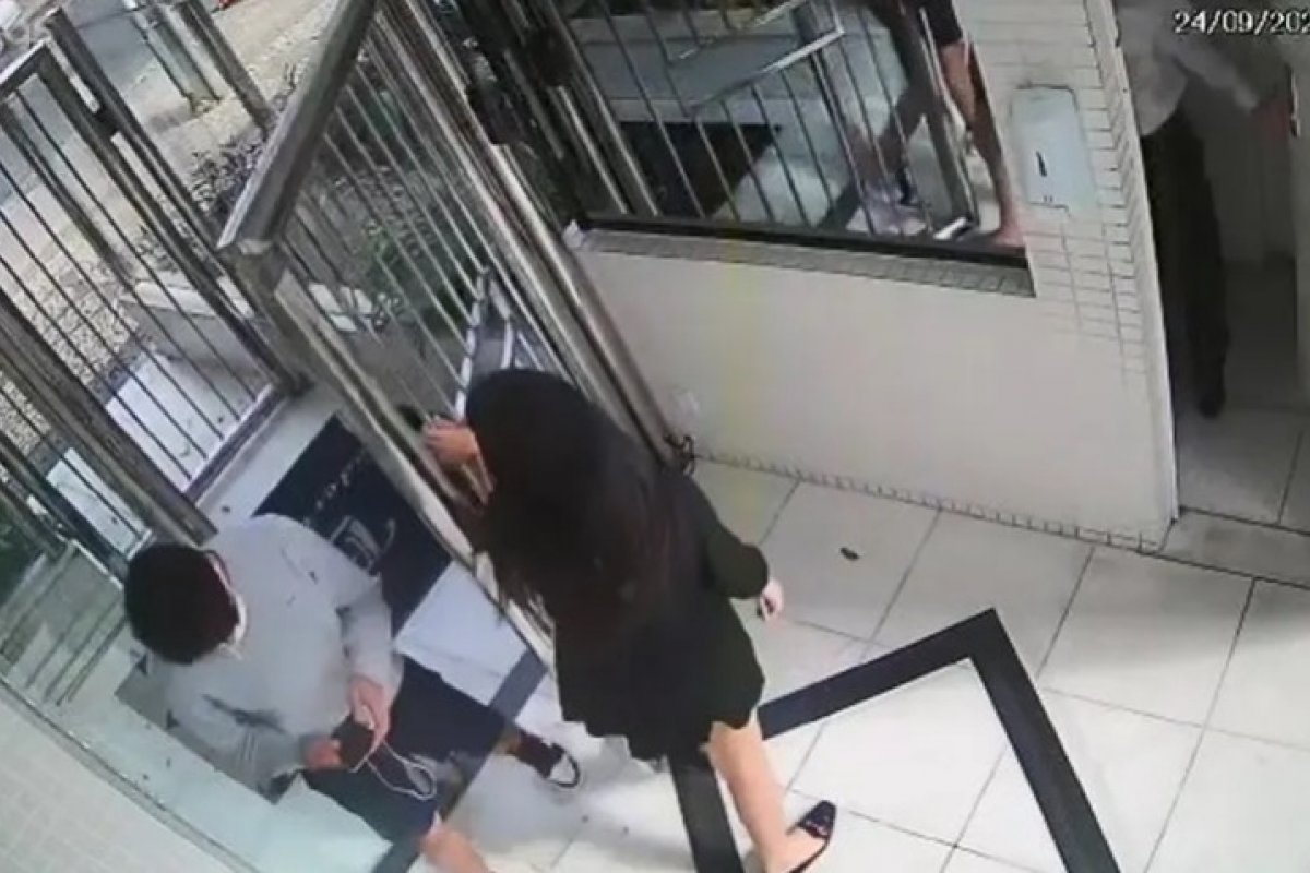 Polícia procura jovens suspeitos de tentar arrombar apartamento em bairro nobre de Salvador 