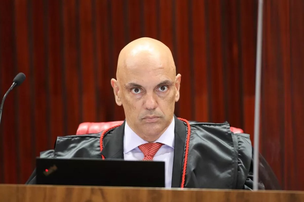Moraes diz que eleitor que alegar que apertou um número na urna e apareceu outro será investigado
