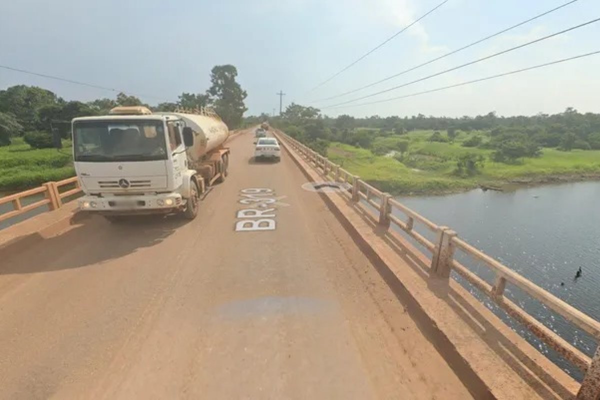 Veículos caem no rio após ponte desabar em rodovia no Amazonas