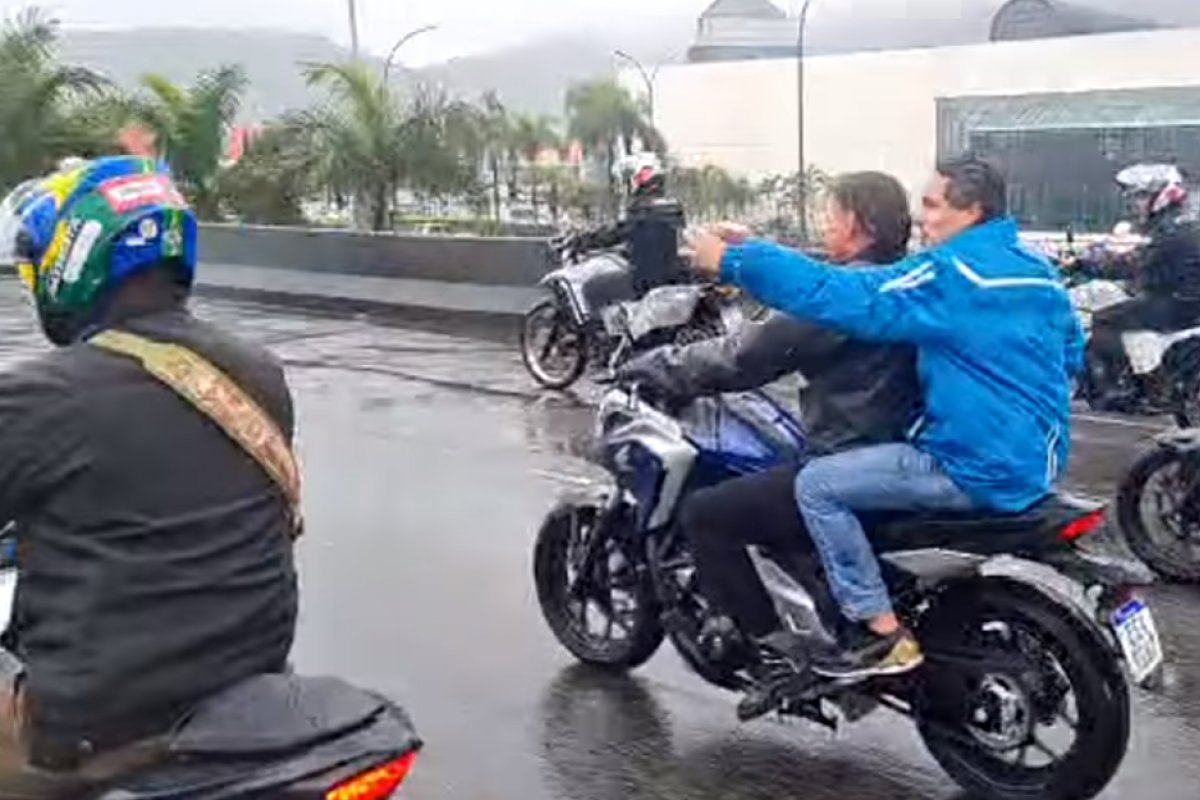 Vídeo: Bolsonaro participa de motociata em Santos (SP)