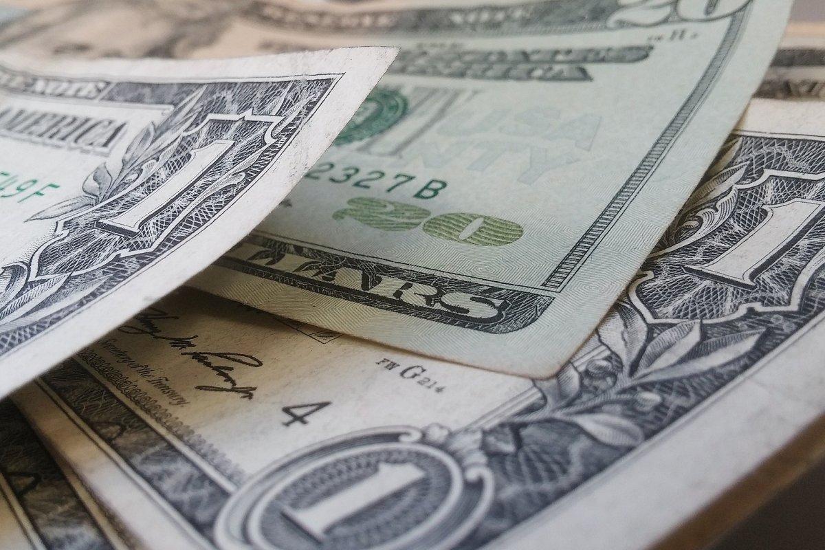 Dólar cai para R$ 5,35 com alívio internacional
