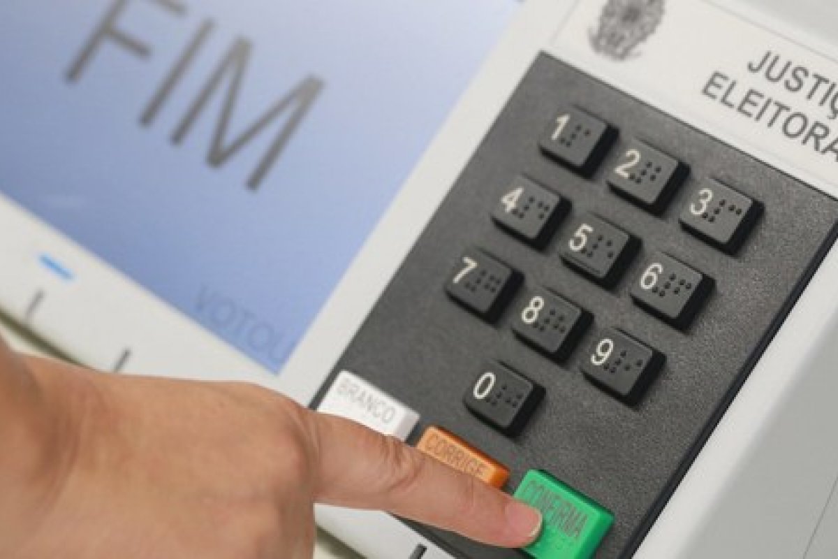 TSE recomenda "cola" para ajudar eleitor a lembrar dos números na eleição 
