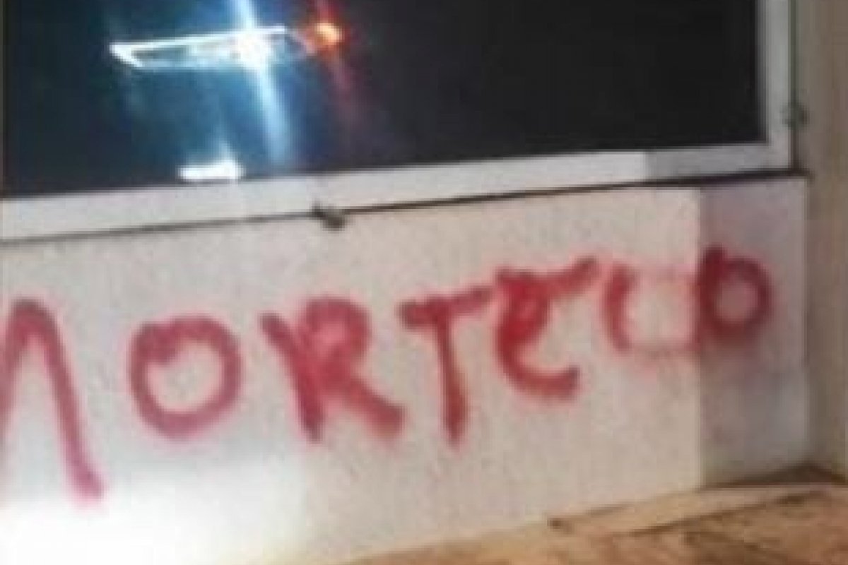 Filho do presidente publica foto de porta da casa pichada com 'morte ao Bolsonaro'