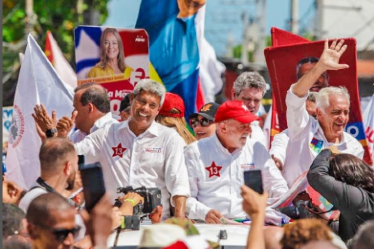 Otto Alencar perde celular durante caminhada com Lula no Bonfim
