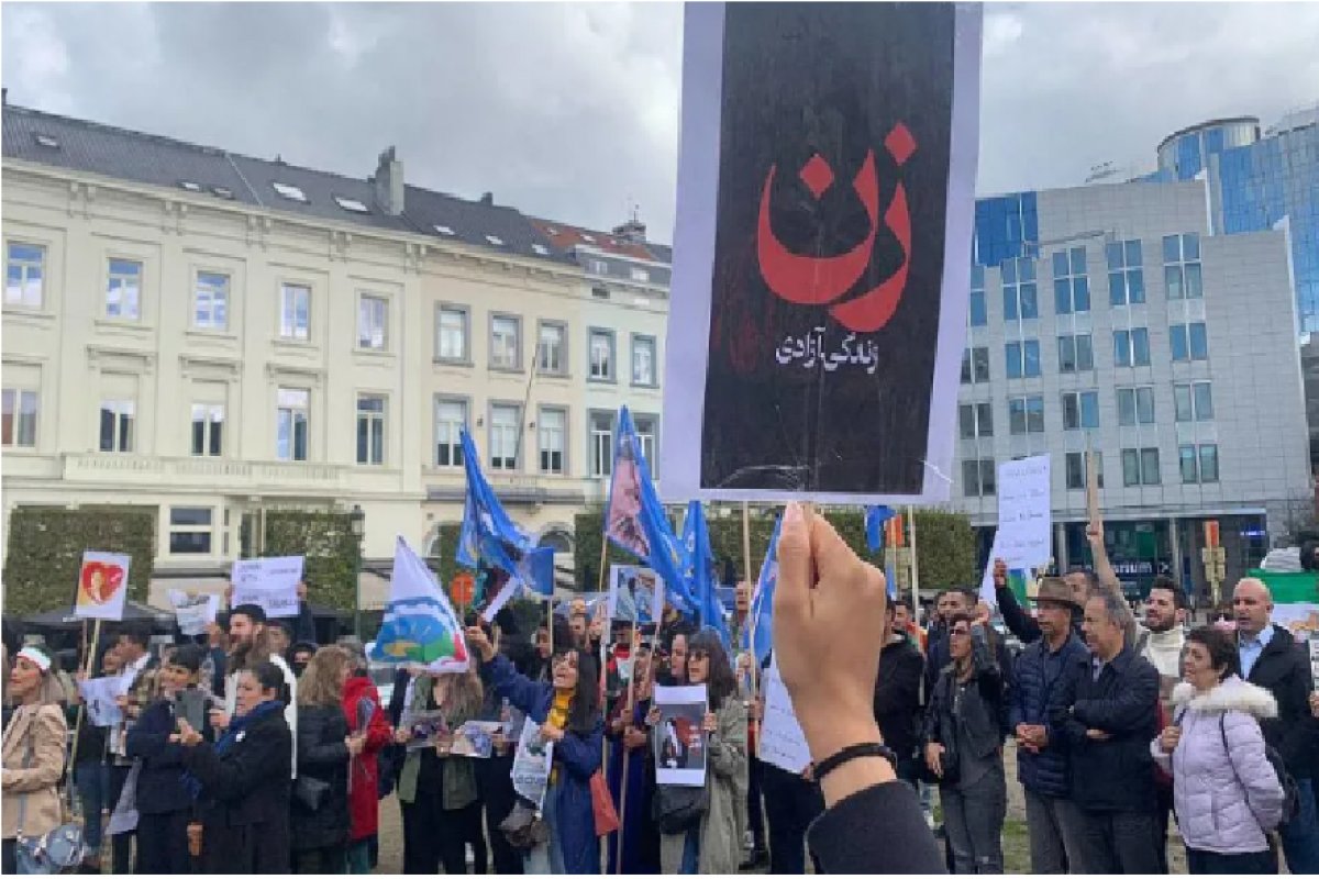 Manifestantes protestam no mundo contra morte da iraniana Mahsa Amin