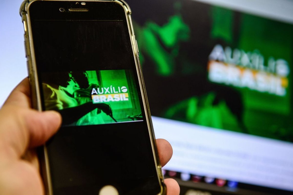 Após eleição, governo Bolsonaro antecipa Auxílio Brasil de outubro