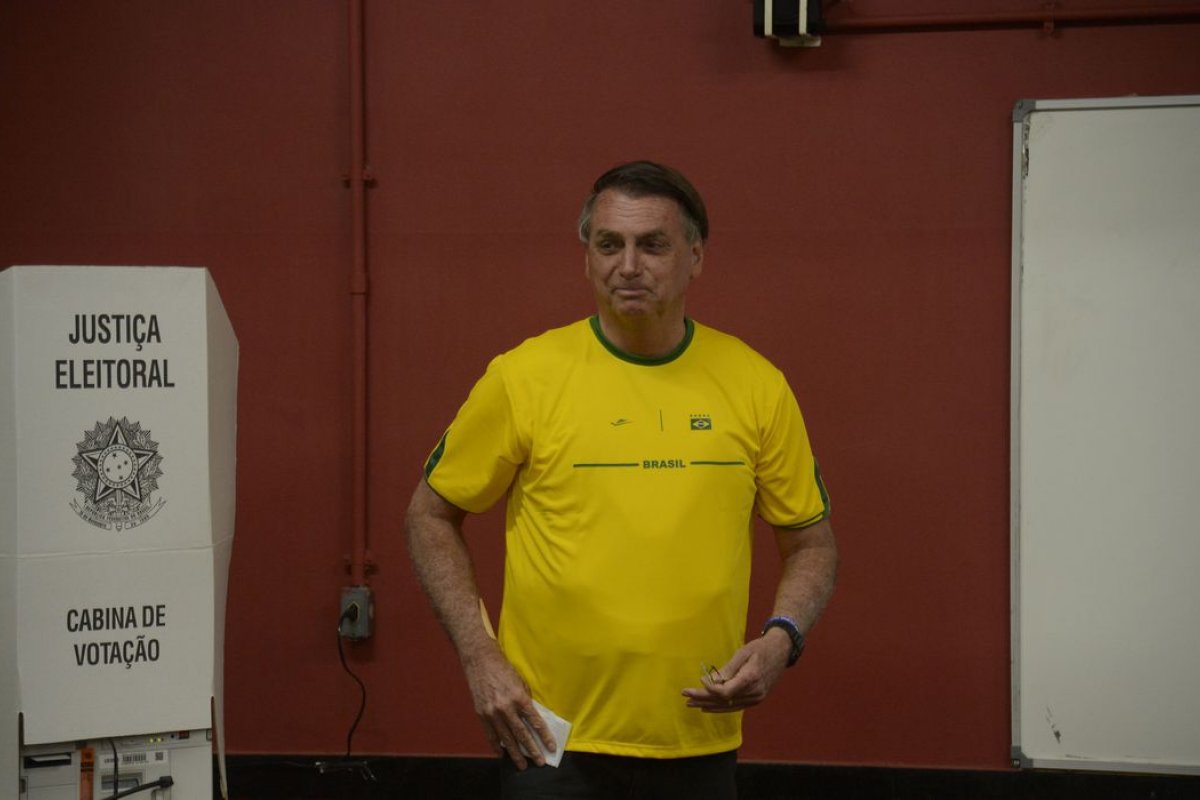 Bolsonaro pede que apoiadores continuem focados no segundo turno