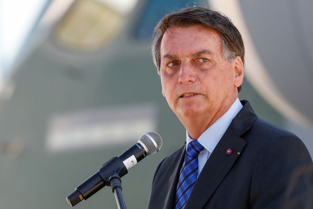 Bolsonaro promete 13º do Auxílio Brasil para 17 milhões de mulheres