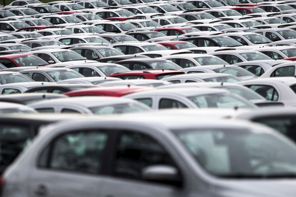 Vendas de veículos sobem 25% em 12 meses, diz Fenabrave