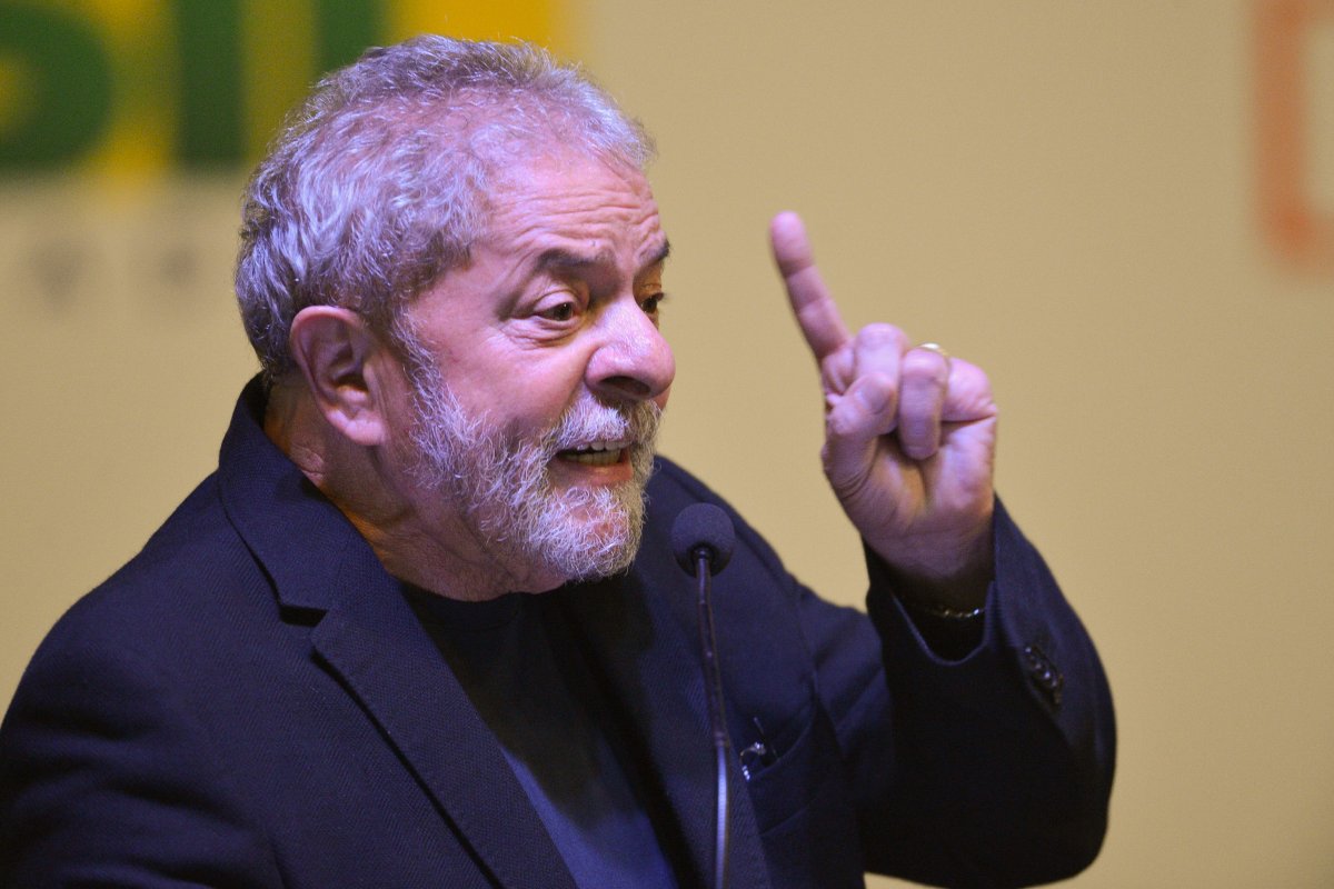 Lula aciona o TSE para apagar posts que o associam ao satanismo