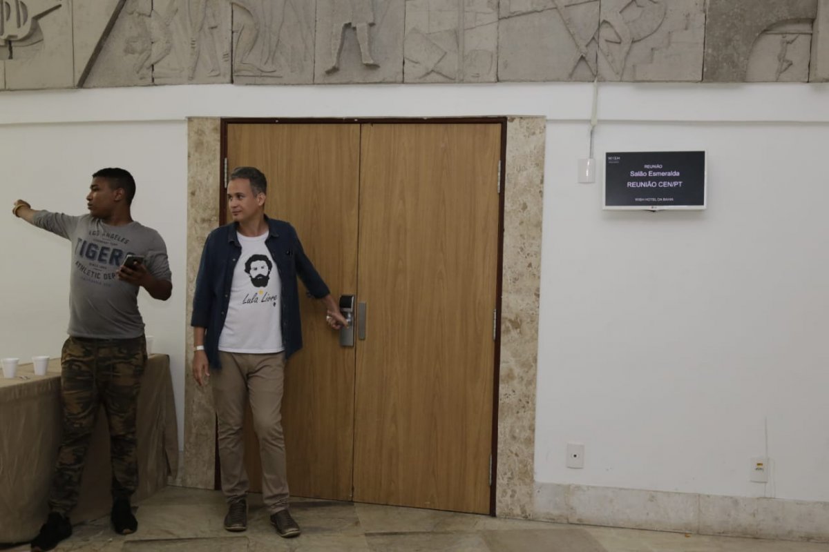 Reunião do PT segue de portas fechadas 