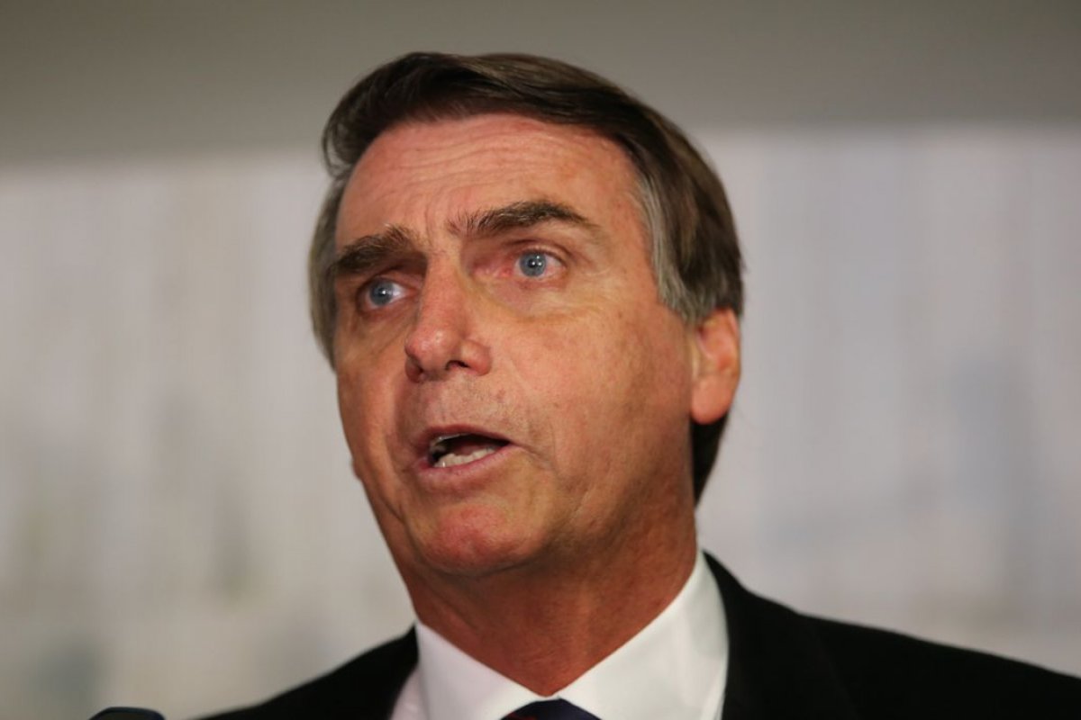 Bolsonaro acusa institutos de pesquisas eleitorais de "interferirem na democracia"