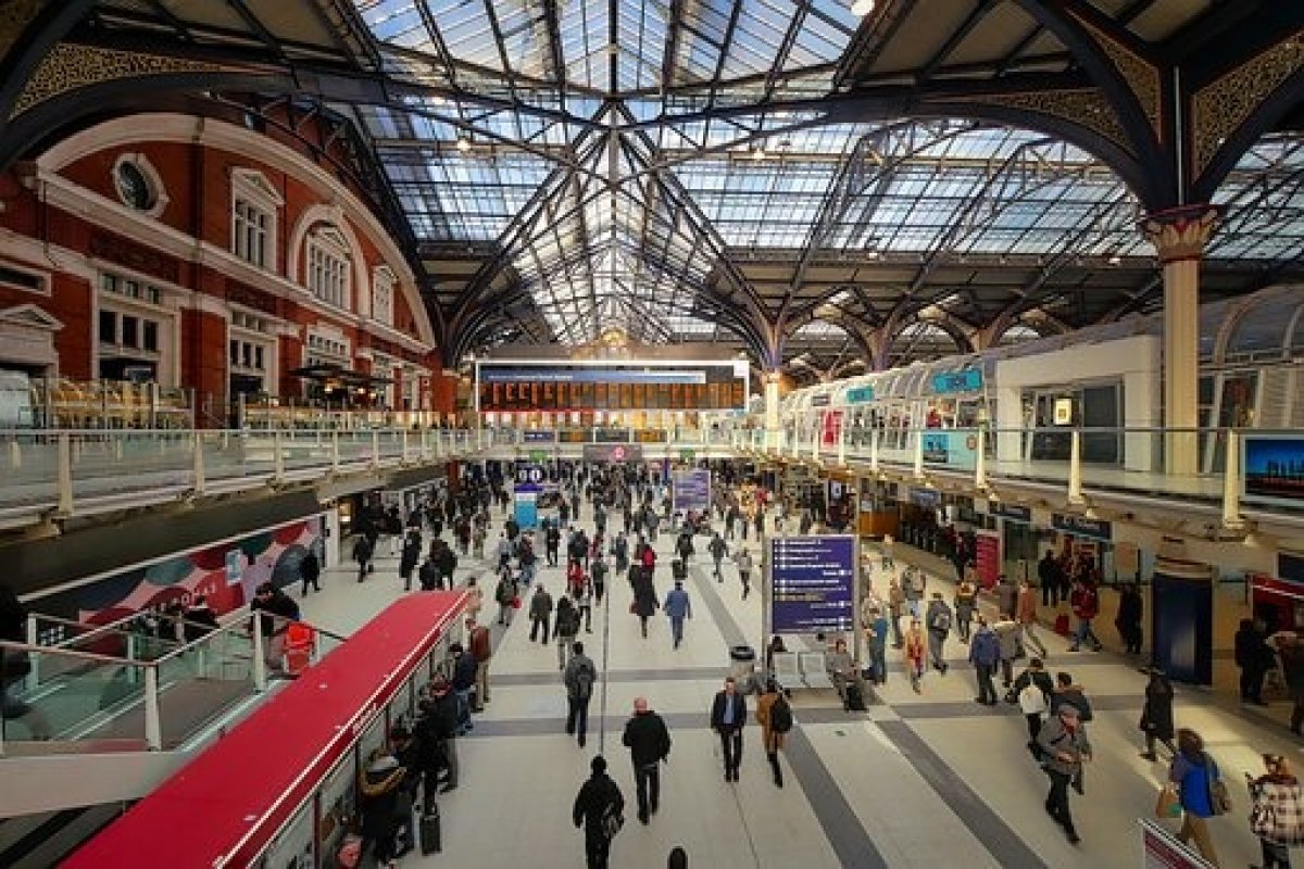 Homem esfaqueia pessoas no centro de Londres; polícia investiga 