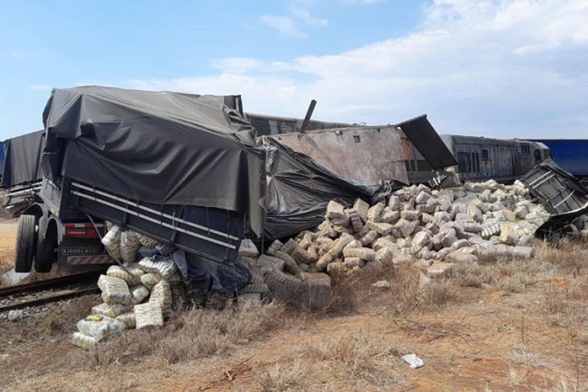 Carreta com 51 toneladas de arroz colide com trem na BR-030, em Brumado