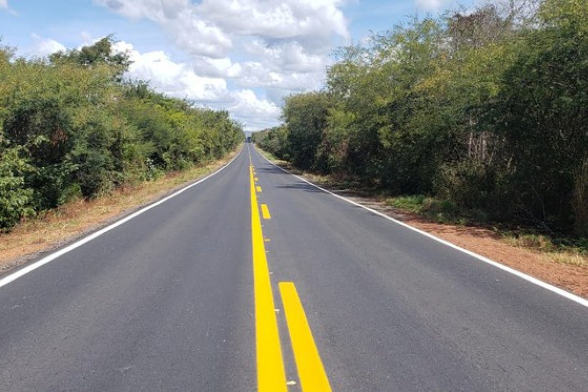 Dez pessoas ficam feridas após acidente entre micro-ônibus e caminhão na Bahia 