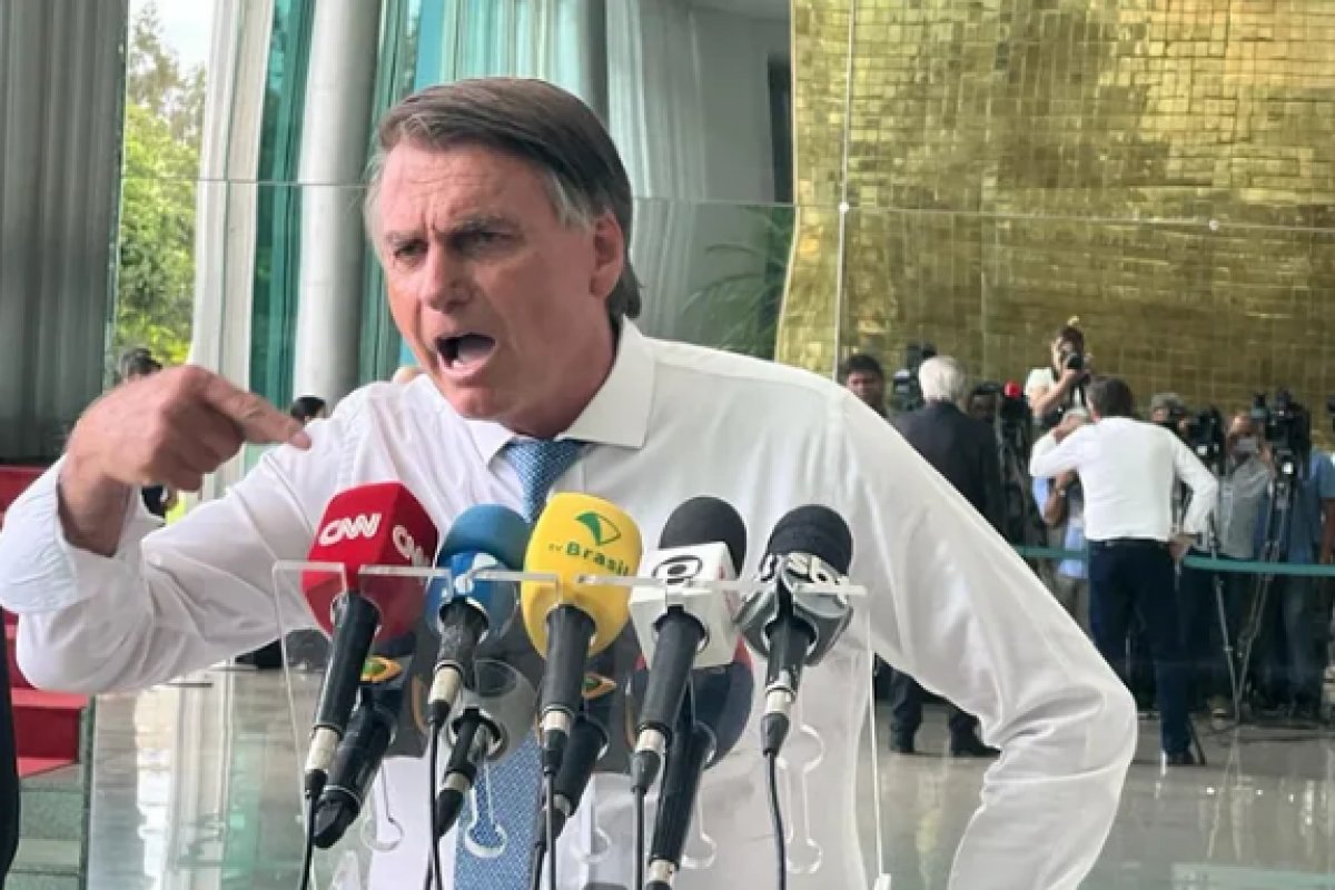 Em tom elevado, Bolsonaro critica Moraes e chama Lula de "pinguço" 