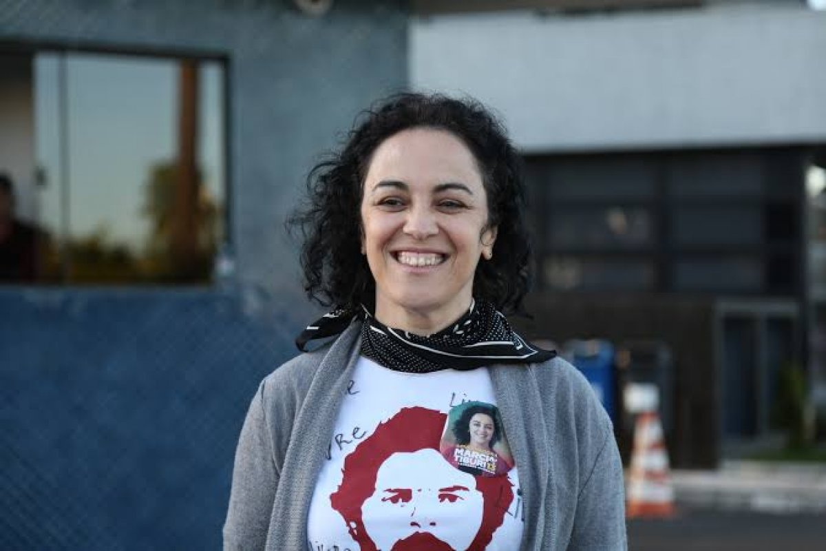 Escritora é criticada por chamar apoiadores de Bolsonaro de “canalha” nas redes sociais