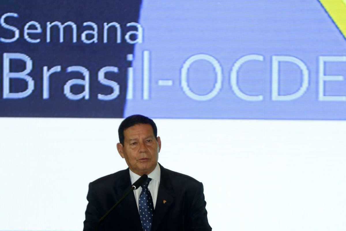 Senador eleito, Mourão sugere ampla reforma do STF