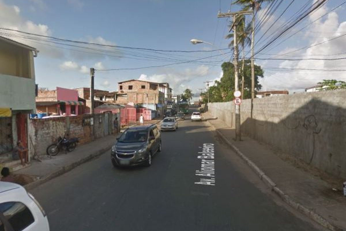 Mulher morre após ser atingida por peça de guindaste na Avenida Aliomar Baleeiro, em Salvador