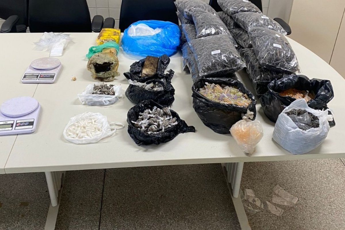 Policia resgata adolescente vítima de cárcere privado e apreende drogas em Valéria, em Salvador