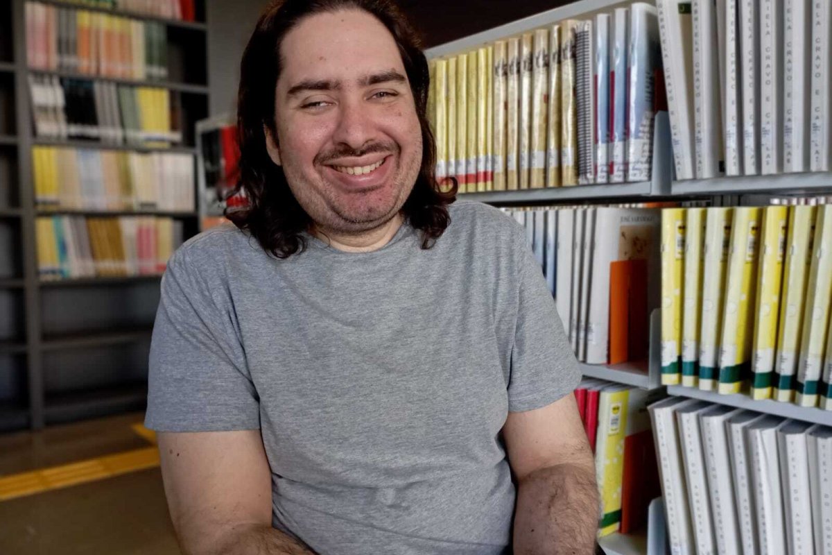 Escritor com deficiência múltipla lança livro de ficção acessível! 
