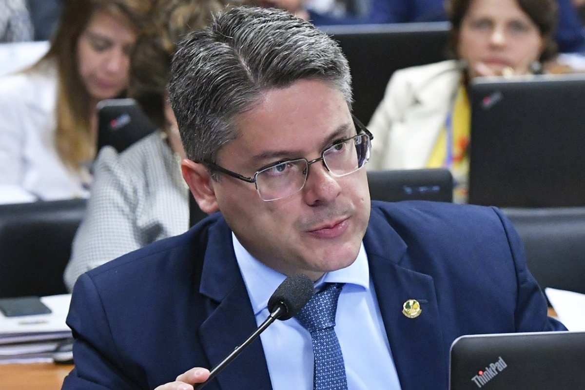 Senador reprova demora do TSE em retirar candidatos inelegíveis das urnas 