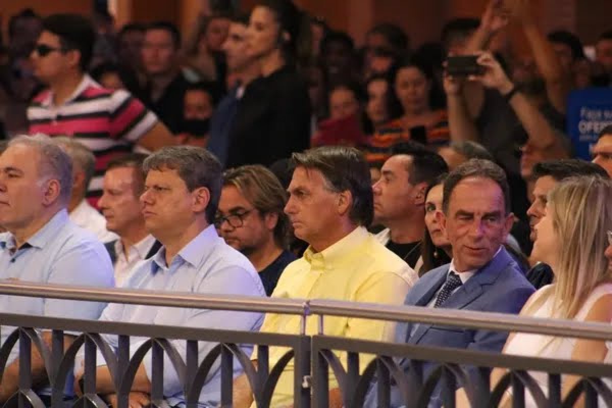Vídeo: Bolsonaro é ovacionado em Missa da Padroeira, em SP