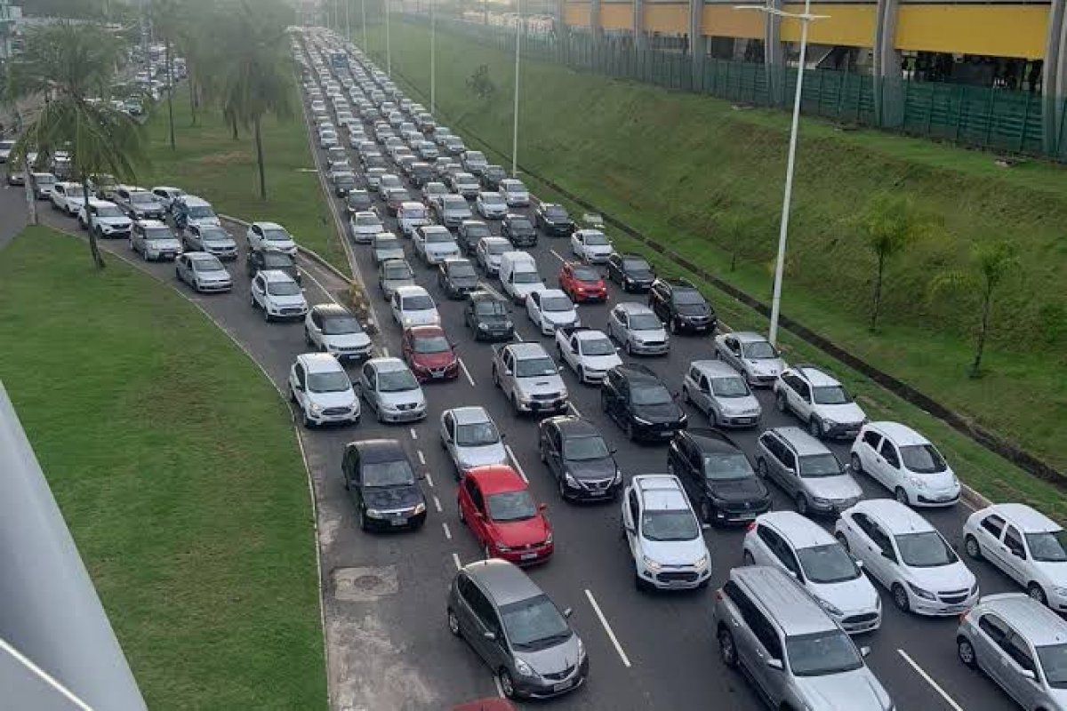 Engavetamento deixa trânsito congestionado na Avenida Paralela, em Salvador 