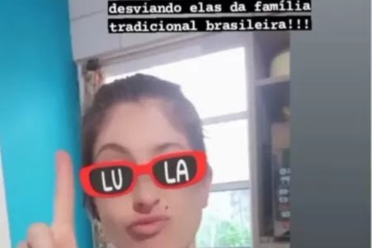 Professora é afastada após publicar mensagem política nas redes sociais 