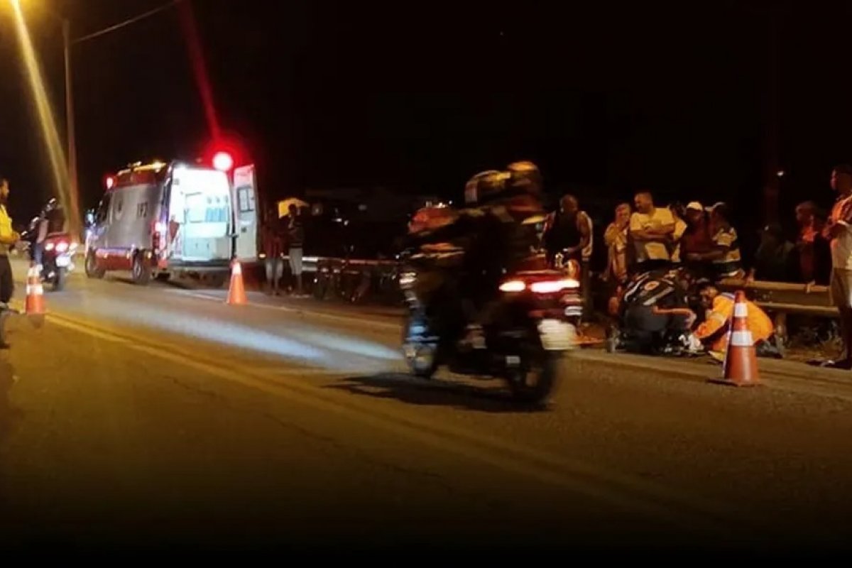 Homem fica ferido após colisão entre motocicleta e carro em Vitória da Conquista
