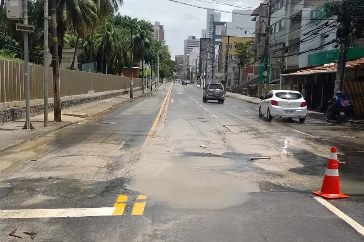 Buraco volta a aparecer na  Av. Paulo VI, em Salvador
