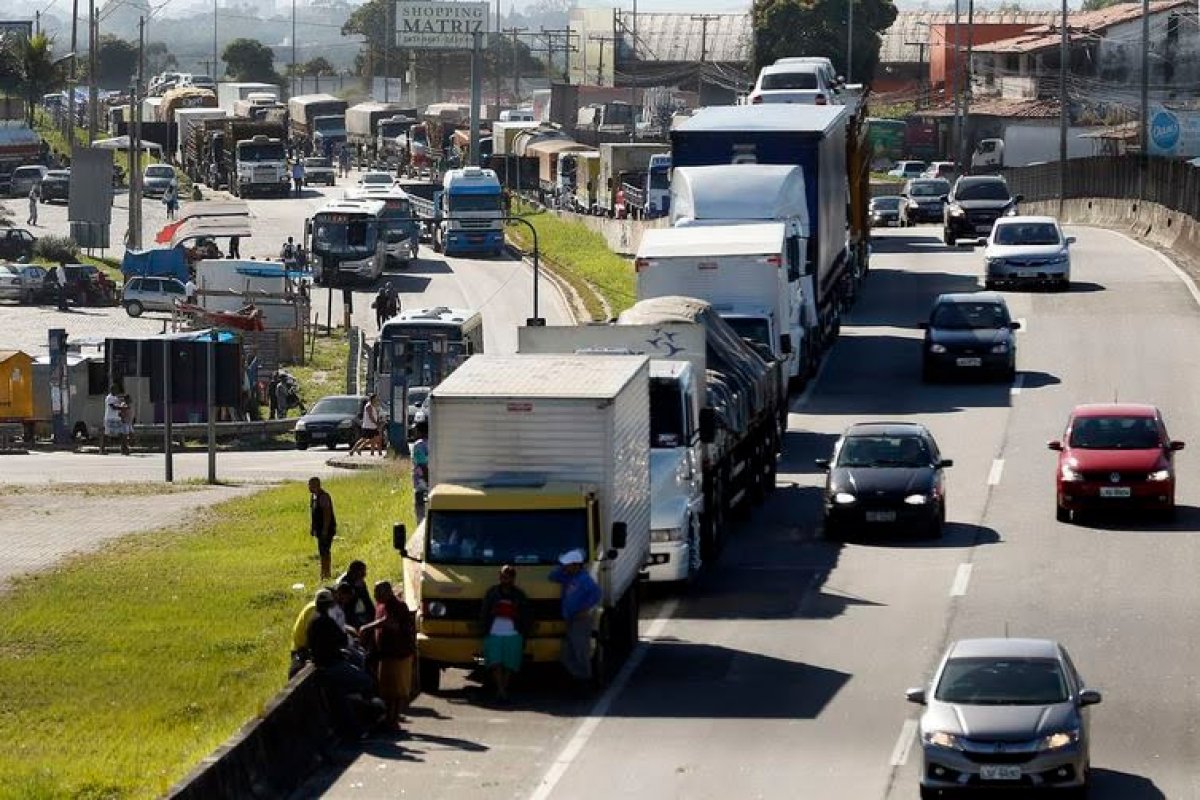 Caminhoneiros e taxistas recebem auxílio nesta terça (18)