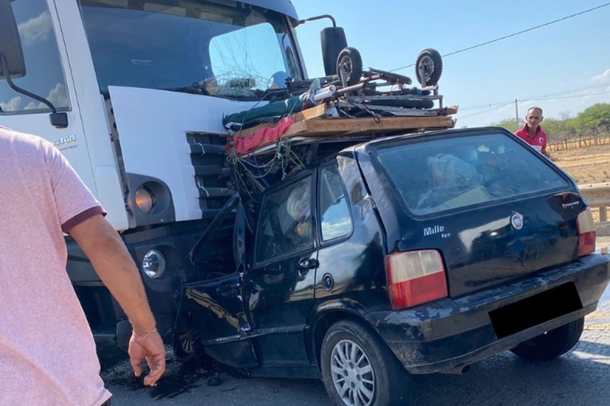 Duas pessoas morrem após batida frontal entre caminhão e carro na BR-116
