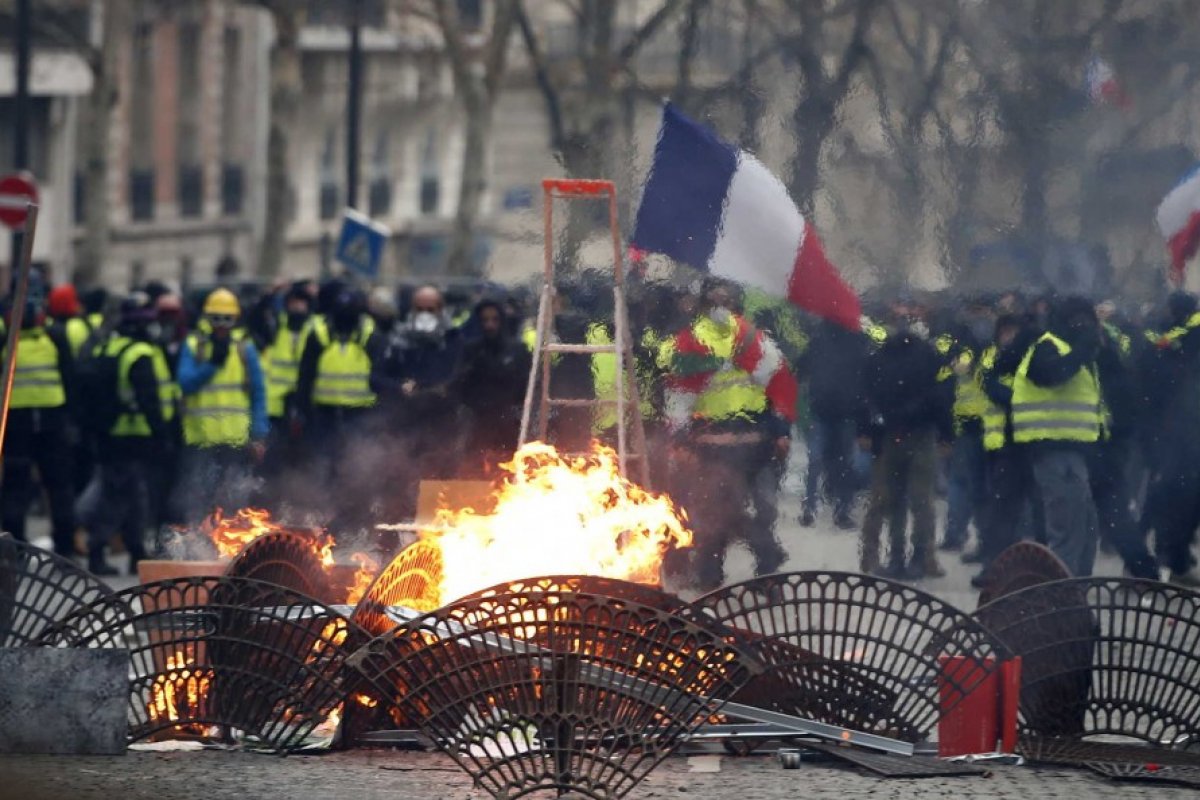Coletes amarelos voltam às ruas de Paris 