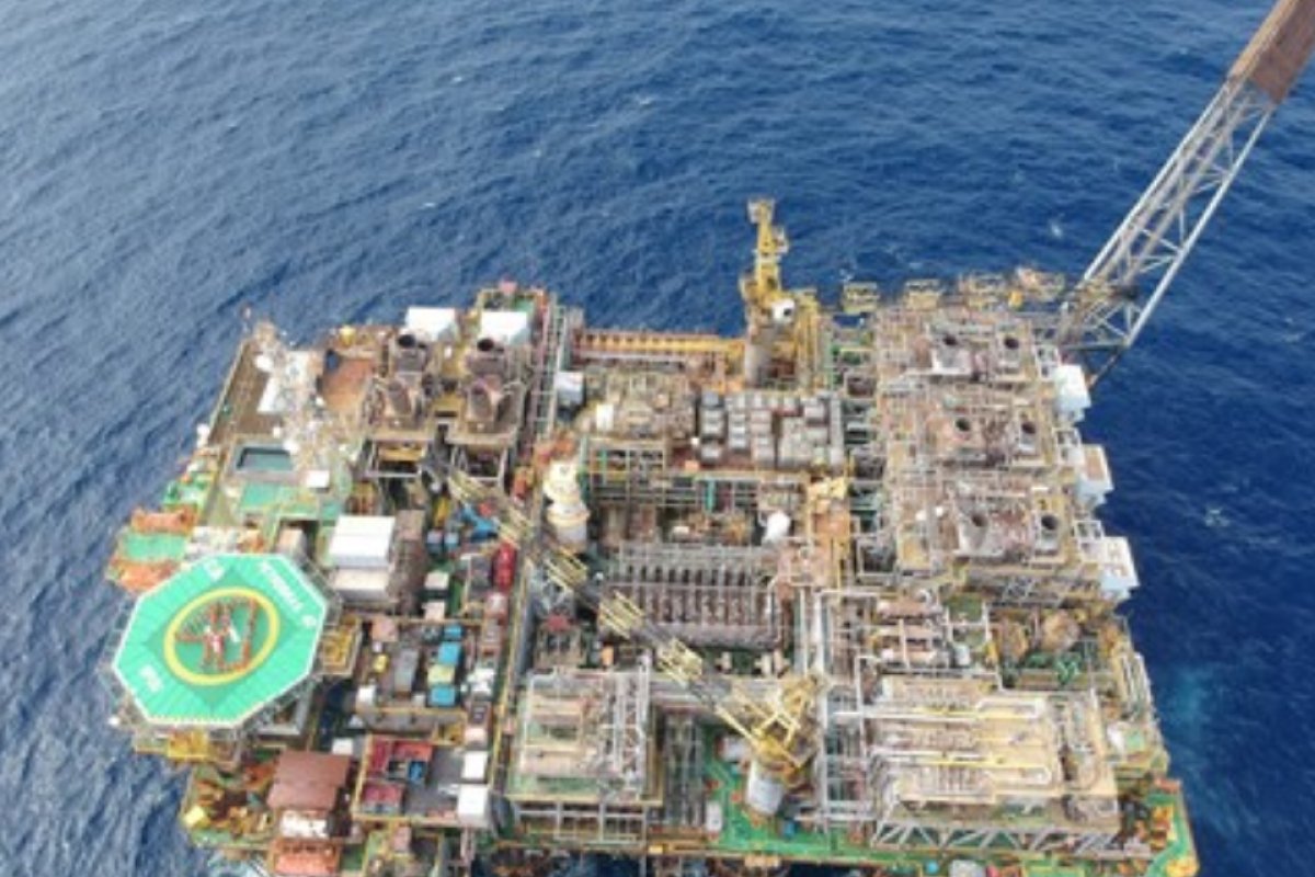 Em estratégia para baixar preços, EUA vendem 15 milhões de barris de petróleo em reserva