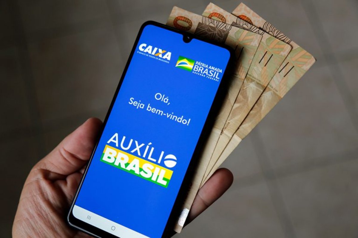 IFI alerta para possível rombo com pagamento do Auxílio Brasil fora do teto