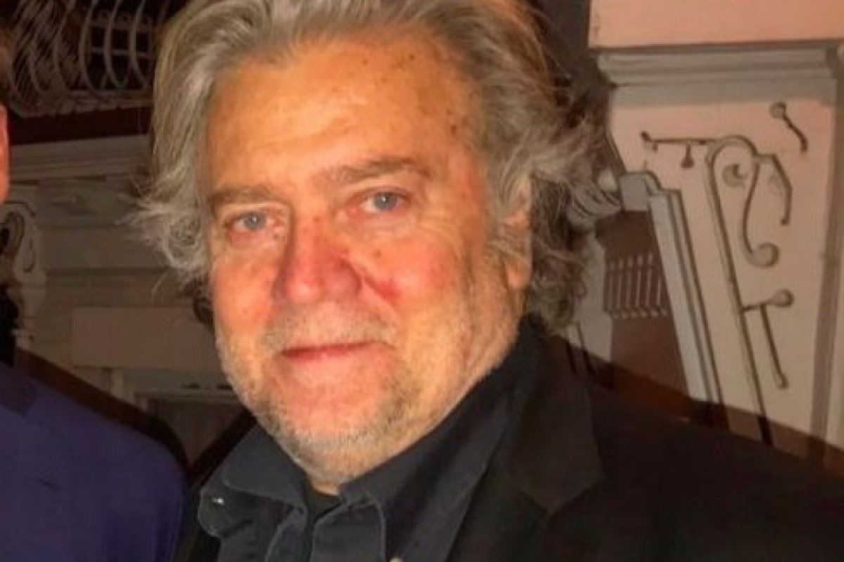 Steve Bannon, ex-estrategista de Trump, é condenado a 4 meses de prisão