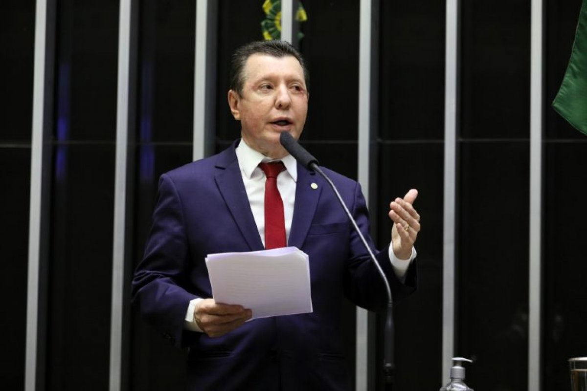 Câmara analisa projeto que garante tratamento e combate à discriminação de pessoas com gagueira