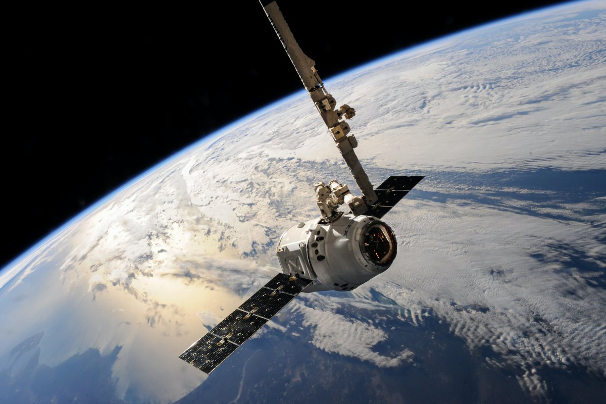 Uma tonelada de lixo espacial reentra na atmosfera da Terra a cada semana