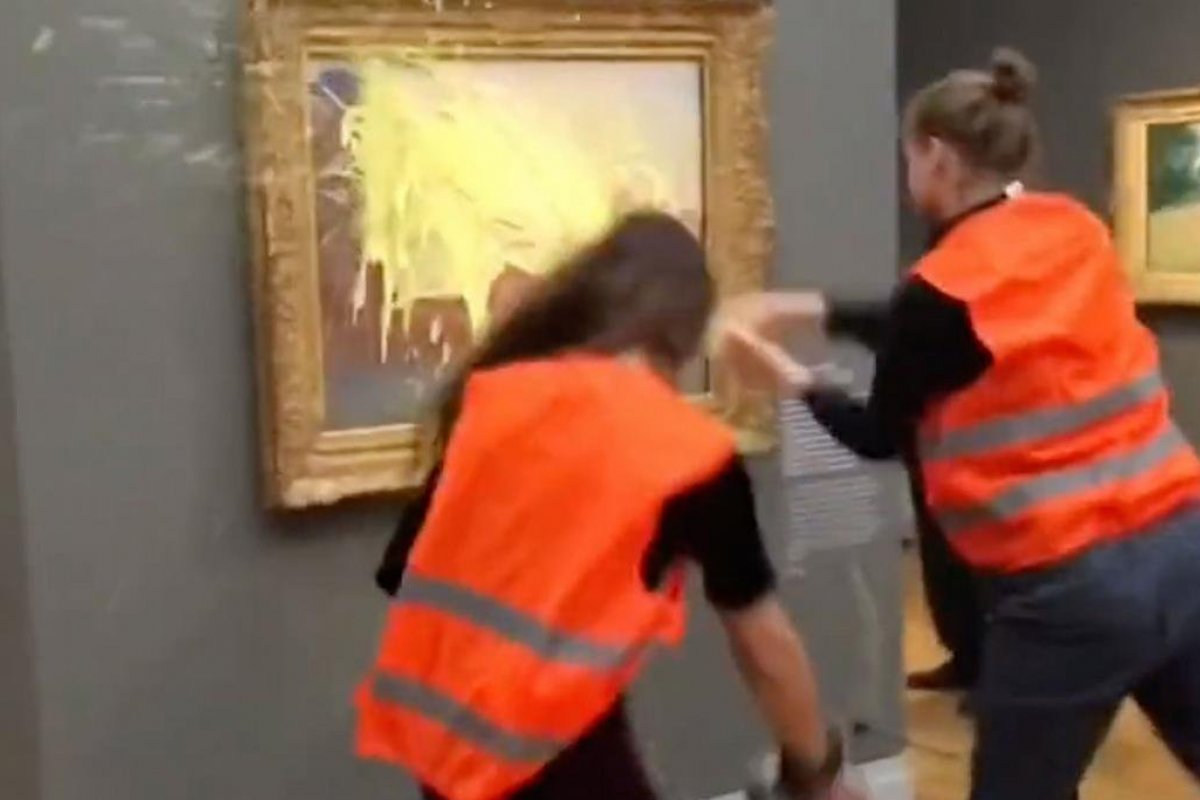 Ativistas ambientais jogam purê de batata no quadro "Pilhas de Grãos" de Claude Monet