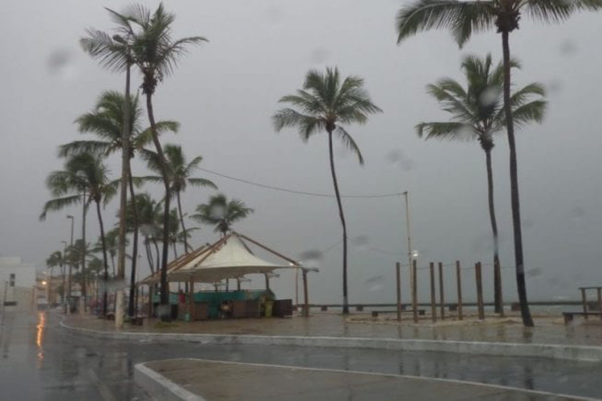 Frente fria traz chuva forte, raios e trovões para quase toda Bahia 
