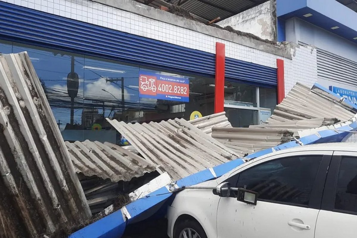 Marquise desaba e atinge três carros e uma motocicleta no Cabula, em Salvador