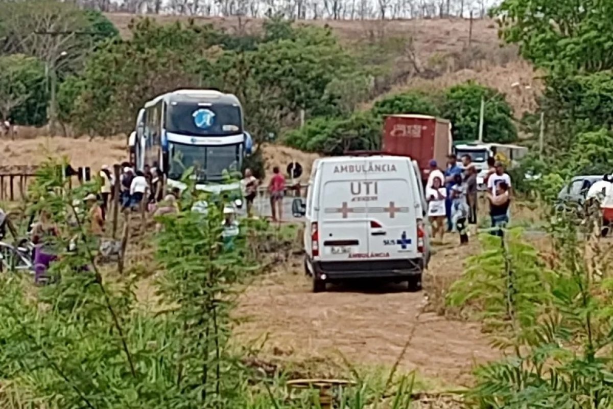 Homem morre após batida entre caminhão e ônibus de turismo no oeste da Bahia